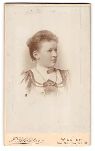 Fotografie F. Schlüter, Wilster, Am Neumarkt 19, Portrait elegant gekleidete Frau mit Perlenhalskette