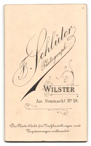 Fotografie F. Schlüter, Wilster, Am Neumarkt 19, Portrait elegant gekleidete Frau mit Perlenhalskette