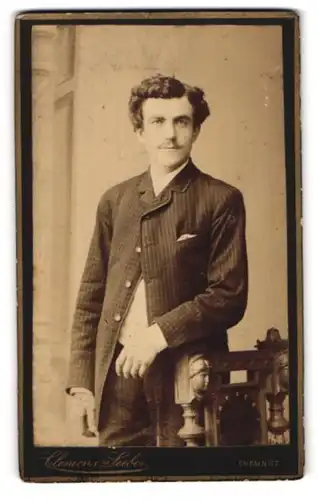 Fotografie Clemens Seeber, Chemnitz, Theaterstr. 22, Portrait junger charmanter Mann im karierten Jackett