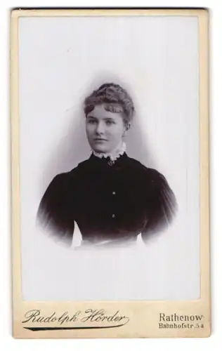 Fotografie Rudolph Hörder, Rathenow, Bahnhofstr. 5a, Portrait bildschönes Fräulein in schwarzer prachtvoller Bluse