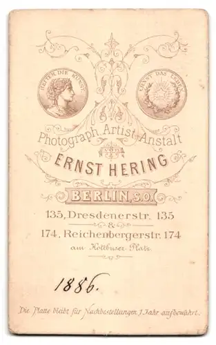 Fotografie Ernst Hering, Berlin, Dresdenerstr. 135, Portrait blonder junger Mann im Jackett