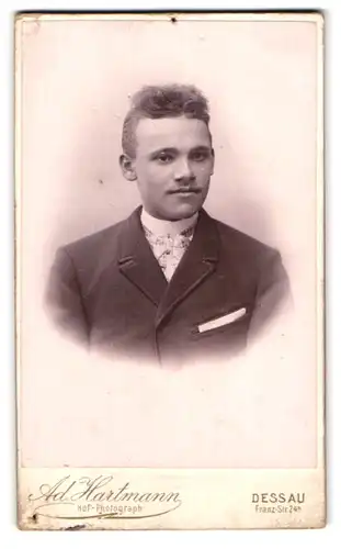 Fotografie Ad. Hartmann, Dessau, Franzstr. 24b, Portrait junger charmanter Mann im Jackett