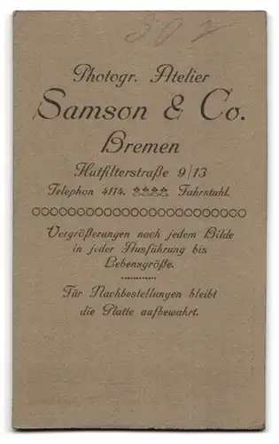 Fotografie Samson & Co., Bremen, Hutfilterstr. 9 /13, Portrait junger Mann mit Zwicker im Jackett