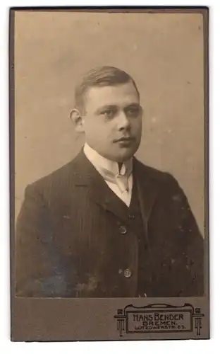 Fotografie Hans Bender, Bremen, Lützowerstr. 65, Portrait junger Mann mit Krawatte im Jackett
