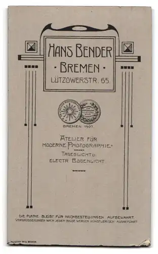 Fotografie Hans Bender, Bremen, Lützowerstr. 65, Portrait junger Mann mit Krawatte im Jackett