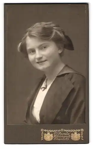 Fotografie C. Remde, Eisenach, Portrait bildschönes Fräulein mit Schleife im Haar