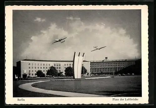 AK Berlin, Flugzeuge über dem Platz der Luftbrücke
