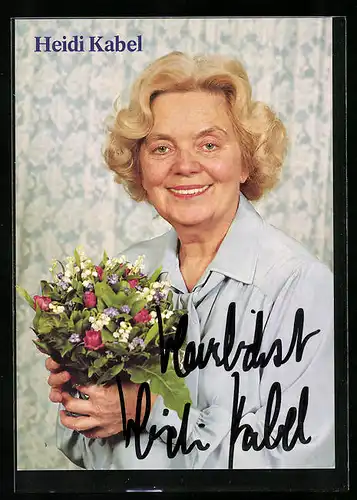 AK Schauspielerin Heidi Kabel hält einen Blumenstrauss in der Hand, Autograph