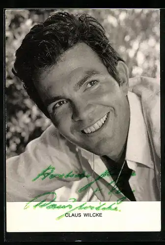 AK Schauspieler Claus Wilcke mit jungenhaftem Charme, Autograph