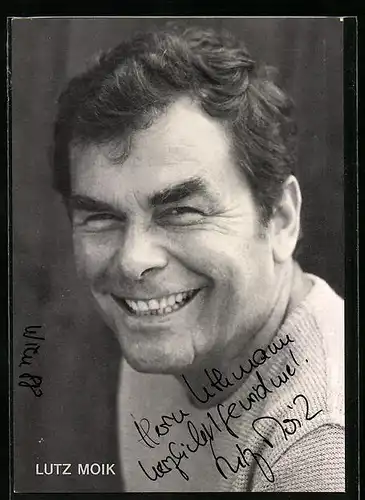 AK Schauspieler Lutz Moik lächelt fröhlich in die Kamera, Autograph