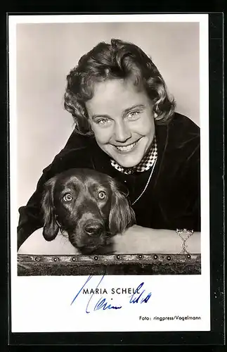 AK Schauspielerin Maria Schell mit fröhlichem Lächeln und Hund im Arm, Autograph