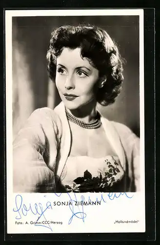 AK Schauspielerin Sonja Ziemann in Hollandmädel, Autograph