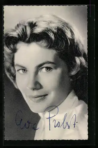 AK Schauspielerin Eva Probst mit freundlichem Lächeln, Autograph