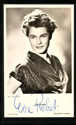 AK Schauspielerin Eva Probst blickt lächelnd in die Ferne, Autograph
