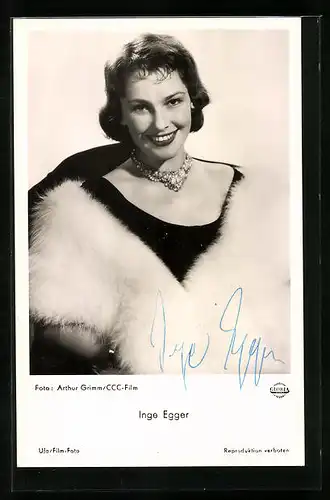 AK Schauspielerin Inge Egger mit eleganter Pelzstola, Autograph