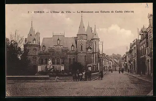 AK Corbie, L`Hotel de Ville, Le Monument aux Enfants de Corbie (1914-18)