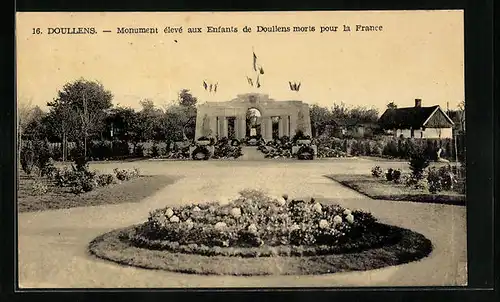 AK Doullens, Monument élevé aux Enfants de Doullens morts pour la France