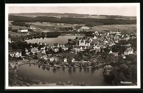 AK Waldsee in Württbg., Fliegeraufnahme der Stadt mit Blick auf die Stiftskirche