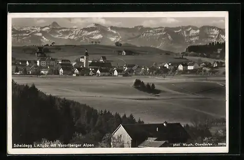 AK Scheidegg i. Allgäu, Ortspanorama mit der Kirche und den Vorarlberger Alpen