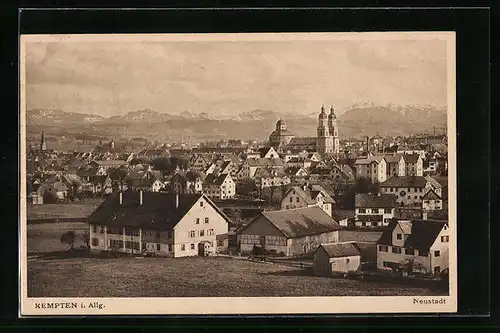 AK Kempten im Allgäu, Blick auf die Neustadt, das Gebirgspanorama im Hintergrund