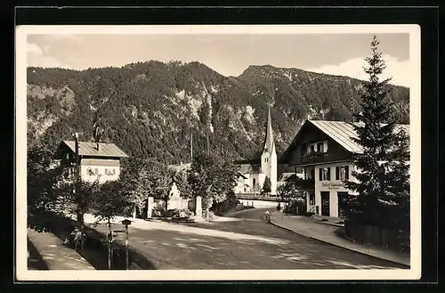 AK Bayrischzell, auf der Strasse im Ort zur Kirche hin