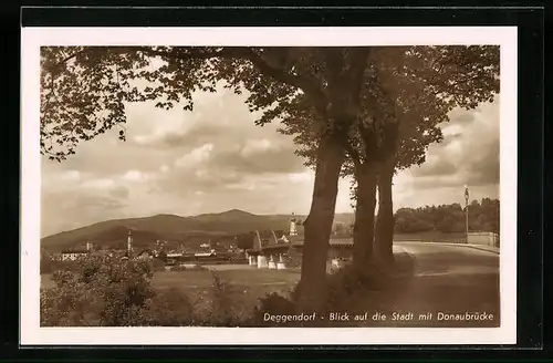 AK Deggendorf i. d. Bayr. Ostmark, Blick auf die Stadt mit der Donaubrücke im Vordergrund