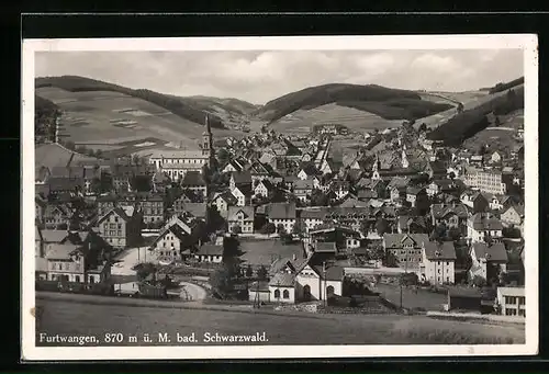 AK Furtwangen im bad. Schwarzwald, Generalansicht, Blick zur Kirche