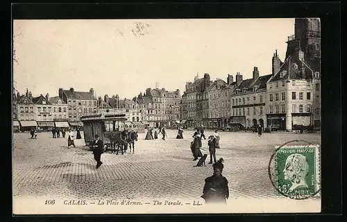 AK Calais, La Place d`Armes, the Parade, eine Pferdebahn