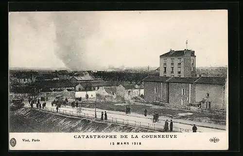AK Courneuve, Catastrophe 15 Mars 1918, Blick zur Rauchsäule über der Stadt, Explosion