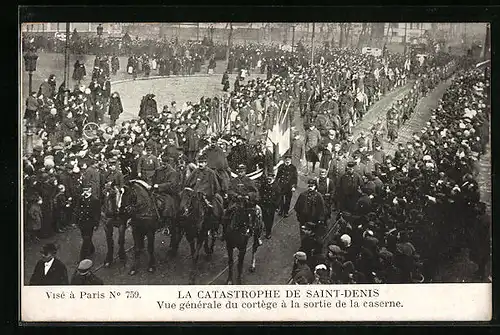 AK Paris, La Catastrophe de Saint-Denis, Vue generale du cortage a la sortie de la caserne, Explosion