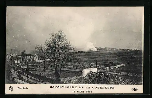 AK Courneuve, Catastrophe, 15 Mars 1918, Blick über die Ruinen der Stadt, eine Raucsäule im Hintergrund, Explosion
