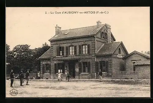AK Aubigny-en-Artois, Radfahrer vor dem Bahnhof