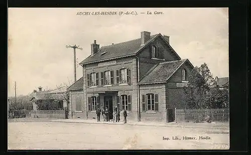 AK Auchy-les-Hesdin, Passanten vor dem Bahnhof
