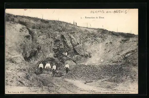 AK Pernes-en-Artois, Extraction du Thun, Arbeiter im Steinbruch