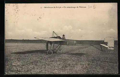 AK Aérodrome de St-Lyé, un atterissage de Védrines, Flugzeug mit Pilot auf dem Feld