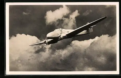 AK Flugzeug zwischen Wolken im Flug
