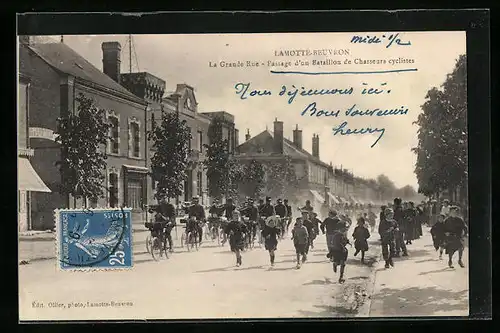 AK Lamotte-Beuvron, La Grande Rue, Passage d`un Bataillon de Chasseurs cyclistes