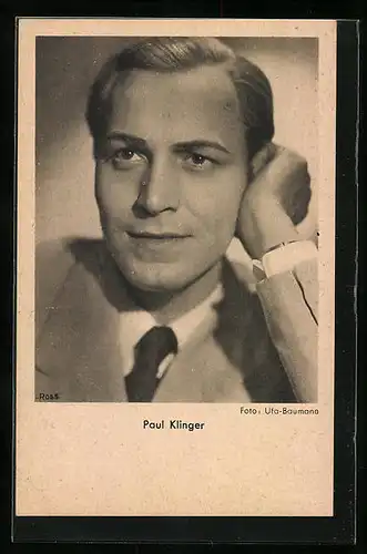 AK Schauspieler Paul Klinger stützt sich auf seine Hand