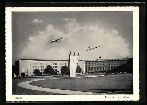 AK Berlin-Tempelhof, Platz der Luftbrücke am Flughafen
