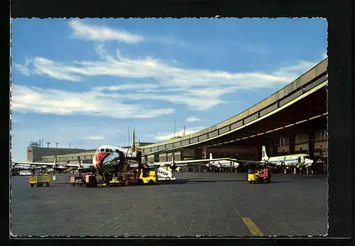 AK Berlin-Tempelhof, Zentralflughafen - Flugzeug bei der Abfertigung