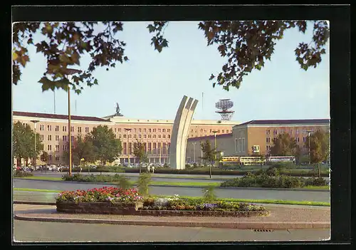 AK Berlin-Tempelhof, Luftbrückendenkmal am Zentralflughafen