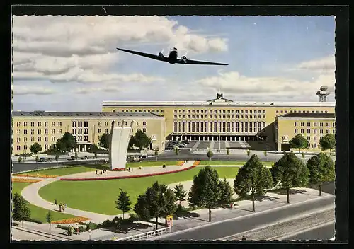 AK Berlin, Platz der Luftbrücke am Flughafen Tempelhof