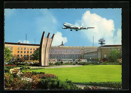 AK Berlin, Luftbrückendenkmal am Flughafen Tempelhof