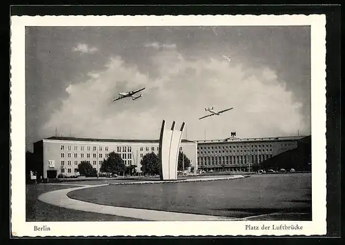 AK Berlin, Zentralflughafen Tempelhof mit Platz der Luftbrücke