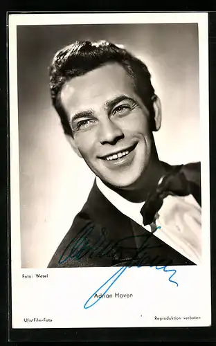 AK Schauspielerin Adrian Hoven in dem Kostüm einer Filmrolle, Autograph