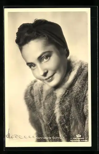 AK Schauspielerin Hannelore Schroth im eleganten Pelzmantel, Autograph