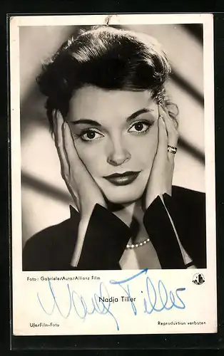 AK Schauspielerin Nadja Tiller mit reizendem Lächeln, Autograph