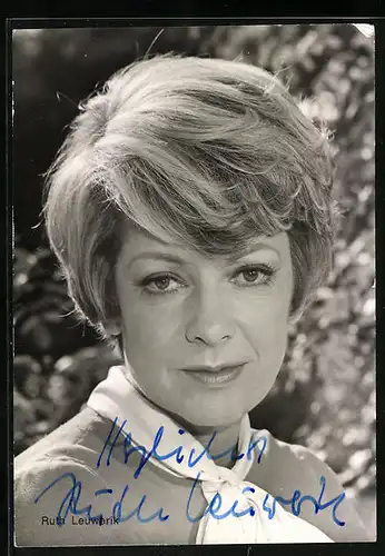 AK Schauspielerin Ruth Leuwerik mit modischer Kurzhaarfrisur, Autograph