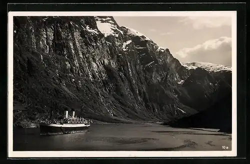 AK Norwegen, Passagierschiff M. S. Monte Sarmiento im Naerofjord