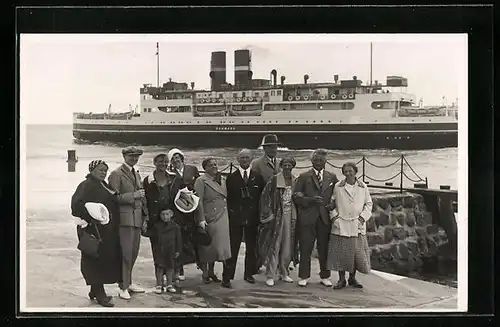 AK Passagierschiff Danmark, an Land eine Reisegruppe